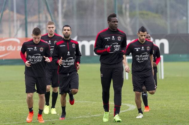 Fußball, OGC Nizza Training Remy Walter (OGC Nice) - Maxime Le Marchand (OGC Nice) - Mounir Obbadi (OGC Nice) - Mario Balotelli (OGC Nice) - Younes Belhanda (OGC Nice) Fußball FRA - Training OGC Nizza - Ligue 1 - 02 02 2017 NorbertScanella Panoramic 