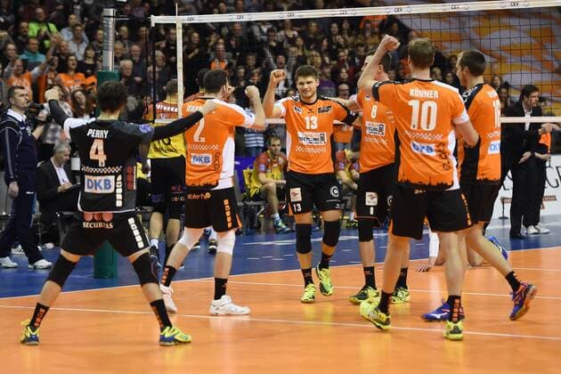 Volleyball, Herren, Saison 2016 17 CEV Champions League, 4. Spieltag, BR Volleys - Dukla Liberec, Jubel nach dem Abpfiff bei den Berlin Recycling Volleys, 02.02.17,