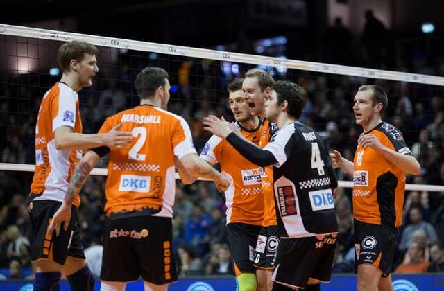 Berlin, Deutschland, 02.02.2017: Volleyball CEV Championsleague Saison 2016 2017 - Berlin Recycling Volleys - Ducla Liberec. Jubel Robert Kromm (BR Volleys 3), Steven Marshall (BR Volleys 2), Aleksandar Okolic (BR Volleys 1), Sebastian Kühner Kuehner (BR Volleys 10), Luke Perry (BR Volleys 4), Wouter ter Maat (BR Volleys 16)