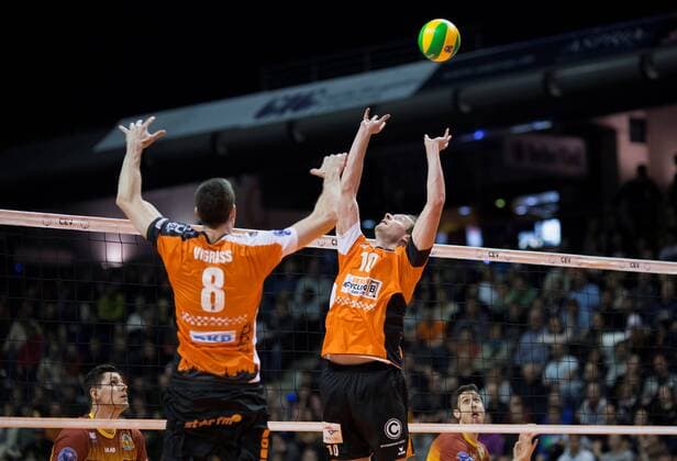 Berlin, Deutschland, 02.02.2017: Volleyball CEV Championsleague Saison 2016 2017 - Berlin Recycling Volleys - Ducla Liberec. Graham Vigrass (BR Volleys 8), Sebastian Kühner Kuehner (BR Volleys 10)