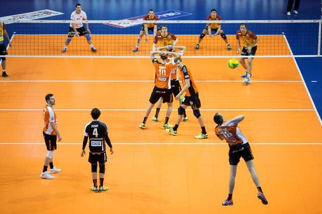 Berlin, Deutschland, 02.02.2017: Volleyball CEV Championsleague Saison 2016 2017 - Berlin Recycling Volleys - Ducla Liberec. Aufschlag Wouter ter Maat (BR Volleys 16)