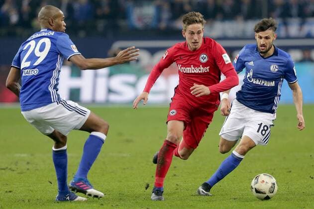 Fußball 1. Bundesliga 18. Spieltag FC Schalke 04 - Eintracht Frankfurt am 27.01.2017 in der Veltins-Arena in Gelsenkirchen Naldo ( Schalke ), links - Bastian Oczipka ( Frankfurt ), mitte - Daniel Caligiuri ( Schalke ), rechts xMEx