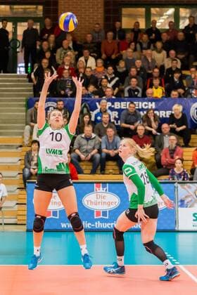 v.li.: Kaisa Alanko (USC Münster, 10), Leonie Schwertmann (USC Münster, 18), Aktion, action, Volleyball, Volleyball-Bundesliga Frauen, VfB Suhl Lotto Thüringen - USC Münster, xprx