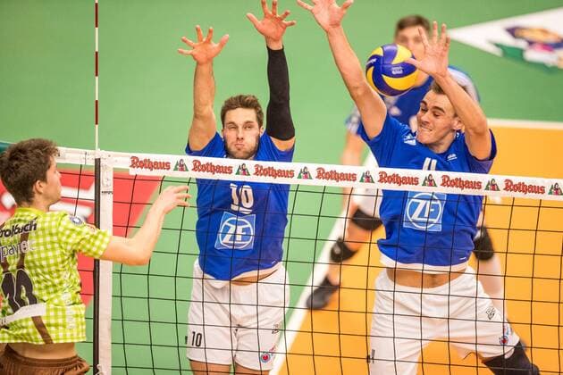Volleyball 1. Bundesliga 2016 17: VfB Friedrichshafen vs TSV Herrsching, 04.02.2017 Simon Tischer (VfB Friedrichshafen, 10) und Andreas Takvam (VfB Friedrichshafen, 4) blocken einen Angriff von Tom Strohbach (TSV Herrsching 10) Volleyball 1. Bundesliga 2016 17: VfB Friedrichshafen vs TSV Herrsching am 04.02.2017 in der ZF Arena, Friedrichshafen, Deutschland xUSx