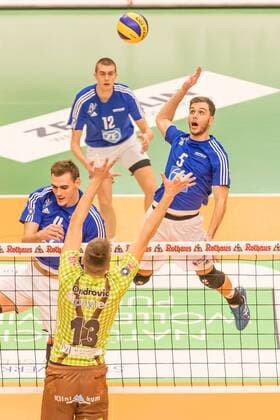 Volleyball 1. Bundesliga 2016 17: VfB Friedrichshafen vs TSV Herrsching, 04.02.2017 David Sossenheimer (VfB Friedrichshafen, 5) beim Angriff gegen Peter Ondrovic (TSV Herrsching 13) - Volleyball 1. Bundesliga 2016 17: VfB Friedrichshafen vs TSV Herrsching am 04.02.2017 in der ZF Arena, Friedrichshafen, Deutschland xUSx