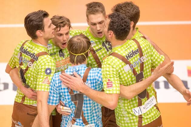 Volleyball 1. Bundesliga 2016 17: VfB Friedrichshafen vs TSV Herrsching, 04.02.2017 Jubel bei TSV Herrsching über ein überraschendes 2:3 in Friedrichshafen - Volleyball 1. Bundesliga 2016 17: VfB Friedrichshafen vs TSV Herrsching am 04.02.2017 in der ZF Arena, Friedrichshafen, Deutschland xUSx