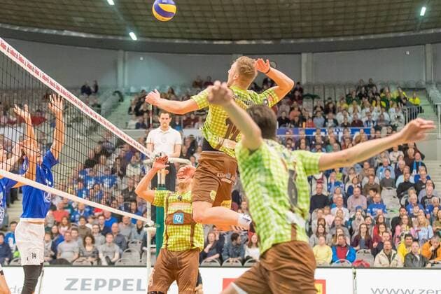 Volleyball 1. Bundesliga 2016 17: VfB Friedrichshafen vs TSV Herrsching, 04.02.2017 Nicolai Grabmueller (TSV Herrsching 17) beim Mittelangriff - Volleyball 1. Bundesliga 2016 17: VfB Friedrichshafen vs TSV Herrsching am 04.02.2017 in der ZF Arena, Friedrichshafen, Deutschland xUSx