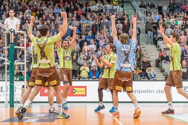 Volleyball 1. Bundesliga 2016 17: VfB Friedrichshafen vs TSV Herrsching, 04.02.2017 Jubel beim TSV Herrsching - Volleyball 1. Bundesliga 2016 17: VfB Friedrichshafen vs TSV Herrsching am 04.02.2017 in der ZF Arena, Friedrichshafen, Deutschland xUSx
