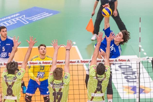Volleyball 1. Bundesliga 2016 17: VfB Friedrichshafen vs TSV Herrsching, 04.02.2017 Tomas Rousseaux (VfB Friedrichshafen, 14) beim Netzangriff gegen Florian Malescha (TSV Herrsching 6), Nicolai Grabmueller (TSV Herrsching 17) Julius Hoefer (TSV Herrsching 5) - Volleyball 1. Bundesliga 2016 17: VfB Friedrichshafen vs TSV Herrsching am 04.02.2017 in der ZF Arena, Friedrichshafen, Deutschland xUSx