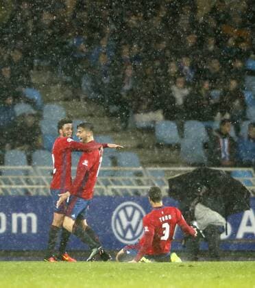 Osasuna s striker Kenan Kodro (C) jubilates a goal, the first against Real Sociedad, during their Liga Primera Division 21st round at Anoeta stadium in San Sebastian, Basque Country, Spain, 5 February 2017. REAL SOCIEDAD VS. OSASUNA !ACHTUNG: NUR REDAKTIONELLE NUTZUNG!  PVA001 20170205-636219231235699354