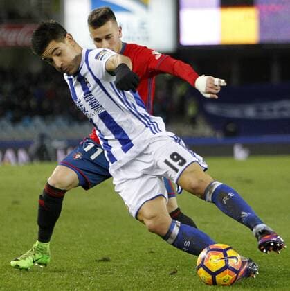 Real Sociedad s defender Yuri Berchiche (front) vies for the ball with defender Alex Berenguer of Osasuna during their Liga Primera Division 21st round match at Anoeta stadium in San Sebastian, Basque Country, Spain, 5 February 2017. REAL SOCIEDAD VS. OSASUNA !ACHTUNG: NUR REDAKTIONELLE NUTZUNG!  PVA001 20170205-636219263091711207
