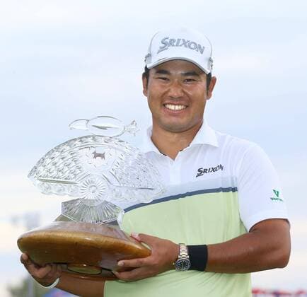 Themen der Woche - SPORT Bilder des Tages - SPORT Golf: Matsuyama wins 2nd straight Phoenix Open title in playoff Hideki Matsuyama of Japan poses with the winner s trophy after his victory in the Waste Management Phoenix Open at TPC Scottsdale in Arizona on Feb. 5, 2017. Matsuyama beat Webb Simpson of the United States in a playoff to win the tournament for the second year in a row, claiming his fourth career U.S. tour win. 