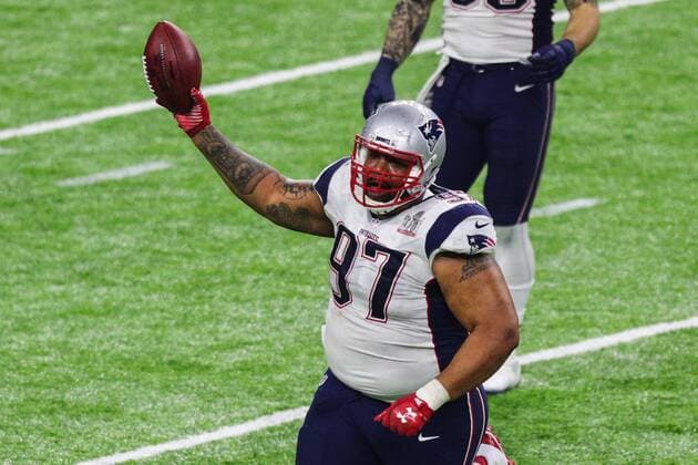 HOUSTON, TX - FEBRUARY 05: New England Patriots defensive end Alan Branch (97) recovers a fumble during the second half of Super Bowl LI on February 5, 2017, at NRG Stadium in Houston, TX. (Photo by Rich Graessle Icon Sportswire) NFL American Football Herren USA FEB 05 Super Bowl LI - Falcons v Patriots Icon020517034751 EDITORIAL USE ONLY