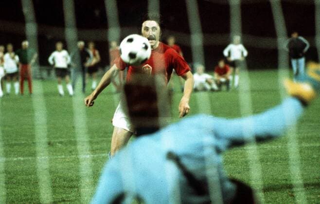 Fußball, EM Finale 1976 in Belgrad, Tschechoslowakei - Deutschland 5:3 i. E Panenka cooly chips the West Germany goalkeeper from the penalty spot to win the European Nations Championship for Czechoslovakia. Czechoslovakia v West Germany, European Nations Championship Final, 20 6 1976. 