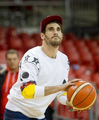FC Bayern Fussballer Javi (Javier) MARTINEZ uebt sich nach Spielende im Basketballspiel. Basketball, FC Bayern (FCB) - Fraport Skyliners Frankfurt (FRA), Bundesliga, 21.Spieltag, Saison 2016 2017, am 04.02.2017 in Muenchen A U D I D O M E Deutschland. x20170204_150.CR2x