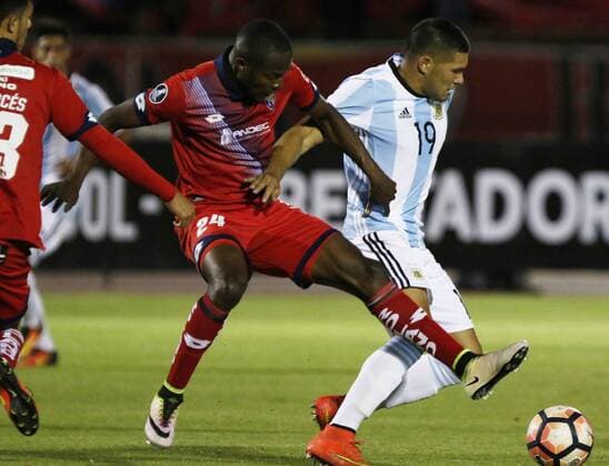 Ecuadorian Nacional s López Ledesma (L) fights for the ball with Argentine Atletico de Tucuman s David Barbona (R), during their Copa Libertadores match at Atahualpa stadium in Quito, Ecuador, 07 February 2017. NACIONAL (ECU) - ATLETICO TUCUMAN (ARG) !ACHTUNG: NUR REDAKTIONELLE NUTZUNG!  Copyright: xROLANDOxENRÍQUEZx QUI104 20170208-636221295606587088