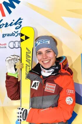07.02.2017, St. Moritz, SUI, FIS Weltmeisterschaften Ski Alpin, St. Moritz 2017, Super G, Damen, Medaillen, im Bild Nicole Schmidhofer (AUT, Weltmeisterin) World Champion Nicole Schmidhofer of Austria poses with her gold medal after the ladie s SuperG of the FIS Ski World Championships 2017. St. Moritz, Switzerland on 2017 02 07. St. Moritz EP_mor