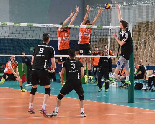 Volleyball, Herren, Saison 2016 17, 1. Bundesliga, VC Olympia Berlin - BR Volleys, Egor Bogachev (Nr. 9, VCO Berlin), Stefan Thiel (Nr. 3, VCO Berlin), Felix Fischer (Nr. 6, Berlin Recycling Volleys), Ruben Schott (Nr. 13, Berlin Recycling Volleys), Maximilian Auste (Nr. 12, VCO Berlin), 08.02.17,