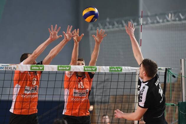Volleyball, Herren, Saison 2016 17, 1. Bundesliga, VC Olympia Berlin - BR Volleys, Felix Fischer (Nr. 6, Berlin Recycling Volleys), Ruben Schott (Nr. 13, Berlin Recycling Volleys), Maximilian Auste (Nr. 12, VCO Berlin), 08.02.17,