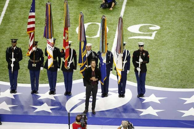 February 05, 2017 Singer Luke Bryan singing national anthem before Super Bowl LI between the New England Patriots and the Atlanta Falcons at NRG Stadium in Houston, Texas. CSM NFL American Football Herren USA 2017: Super Bowl LI FEB 05 - ZUMAc04_ 20170205_zaf_c04_363 Copyright: xCharlesxBausx