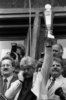 Saison 1993 1994, Aufstiegsfeier TSV 1860 München, Trainer Werner Lorant präsentiert den verdienten Pokal zum Aufstieg, dahinter Oberbürgermeister Christian Ude (SPD, li.) und Präsident Karl Heinz Wildmoser