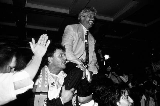 Saison 1993 1994, Aufstiegsfeier TSV 1860 München, Trainer Werner Lorant wird auf Händen getragen