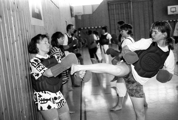 Die alpinen DSV Damen beim Ausgleichssport, Katja Seizinger (re.) versucht sich im Karate