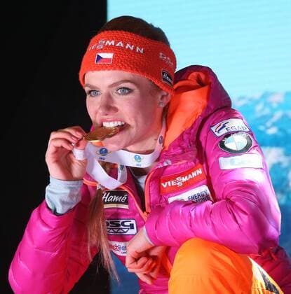 Hochfilzen Biathlon IBU Weltmeisterschaften Hochfilzen, Frauen Sprint, Siegerin Gabriela Koukalova (CZE) mit ihrer Goldmedaille