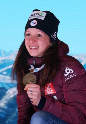 Hochfilzen Biathlon IBU Weltmeisterschaften Hochfilzen, Frauen Sprint, Anais Chevalier (FRA, 3. Platz) mit ihrer Bronzemedaille