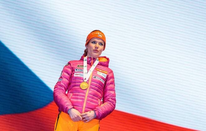 10.02.2017, Biathlonarena, Hochfilzen, AUT, IBU Weltmeisterschaften Biathlon, Hochfilzen 2017, Sprint Frauen, Siegerehrung, im Bild Siegerin und Weltmeisterin Gabriela Koukalova (CZE) Winner and World Champion Gabriela Koukalova of Czech Republic presents her Goldmedal during Winner Ceremony of the Ladies Sprint of the IBU Biathlon World Championships at the Biathlonarena in Hochfilzen, Austria on 2017 02 10. -Pressefoto Hochfilzen  EP_fei  
