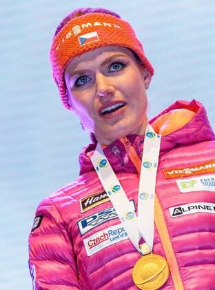 10.02.2017, Biathlonarena, Hochfilzen, AUT, IBU Weltmeisterschaften Biathlon, Hochfilzen 2017, Sprint Frauen, Siegerehrung, im Bild Siegerin und Weltmeisterin Gabriela Koukalova (CZE) Winner and World Champion Gabriela Koukalova of Czech Republic presents her Goldmedal during Winner Ceremony of the Ladies Sprint of the IBU Biathlon World Championships at the Biathlonarena in Hochfilzen, Austria on 2017 02 10. -Pressefoto Hochfilzen  EP_fei  