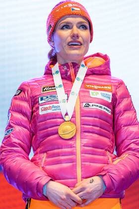 10.02.2017, Biathlonarena, Hochfilzen, AUT, IBU Weltmeisterschaften Biathlon, Hochfilzen 2017, Sprint Frauen, Siegerehrung, im Bild Siegerin und Weltmeisterin Gabriela Koukalova (CZE) Winner and World Champion Gabriela Koukalova of Czech Republic presents her Goldmedal during Winner Ceremony of the Ladies Sprint of the IBU Biathlon World Championships at the Biathlonarena in Hochfilzen, Austria on 2017 02 10. -Pressefoto Hochfilzen  EP_fei  