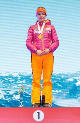 10.02.2017, Biathlonarena, Hochfilzen, AUT, IBU Weltmeisterschaften Biathlon, Hochfilzen 2017, Sprint Frauen, Siegerehrung, im Bild Siegerin und Weltmeisterin Gabriela Koukalova (CZE) Winner and World Champion Gabriela Koukalova of Czech Republic presents her Goldmedal during Winner Ceremony of the Ladies Sprint of the IBU Biathlon World Championships at the Biathlonarena in Hochfilzen, Austria on 2017 02 10. -Pressefoto Hochfilzen  EP_fei  