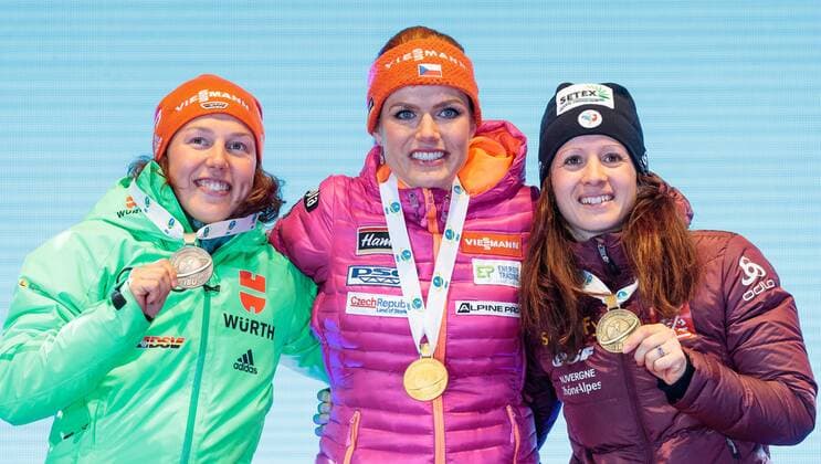 10.02.2017, Biathlonarena, Hochfilzen, AUT, IBU Weltmeisterschaften Biathlon, Hochfilzen 2017, Sprint Frauen, Siegerehrung, im Bild Laura Dahlmeier (GER, 2. Platz, Silber Medaille), Siegerin und Weltmeisterin Gabriela Koukalova (CZE), Anais Chevalier (FRA, 3. Platz Bronze Medaille) 2nd placed and Silver Medailist Laura Dahlmeier of Germany Winner and World Champion Gabriela Koukalova of Czech Republic 3rd placed and Bronze Medalist Anais Chevalier of France during Winner Ceremony of the Ladies Sprint of the IBU Biathlon World Championships at the Biathlonarena in Hochfilzen, Austria on 2017 02 10. -Pressefoto Hochfilzen EP_fei