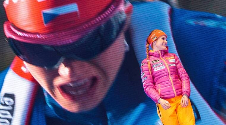 10.02.2017, Biathlonarena, Hochfilzen, AUT, IBU Weltmeisterschaften Biathlon, Hochfilzen 2017, Sprint Frauen, Siegerehrung, im Bild Siegerin und Weltmeisterin Gabriela Koukalova (CZE) Winner and World Champion Gabriela Koukalova of Czech Republic presents her Goldmedal during Winner Ceremony of the Ladies Sprint of the IBU Biathlon World Championships at the Biathlonarena in Hochfilzen, Austria on 2017 02 10. -Pressefoto Hochfilzen  EP_fei  