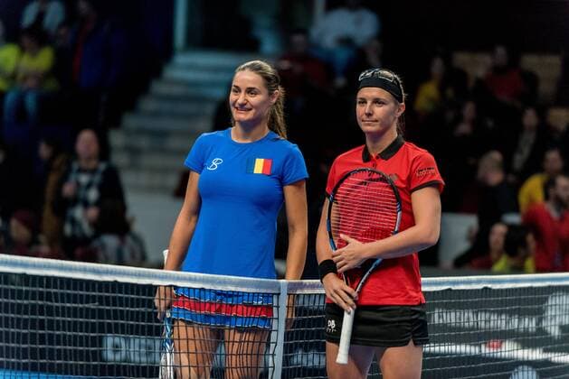 Tennis, FedCup in Bukarest, Rumänien - Belgien Tennis - FED Cup by BNP 2017 game between Romania and Belgium February 2017 February 11, 2017: Monica Niculescu (ROU) L and Kristen Flipkens (BEL) R during the FED Cup by BNP 2017 game between Romania and Belgium at Sala Polivalenta, Bucuresti, Romania ROU. Copyright: Cronos Catalin Soare