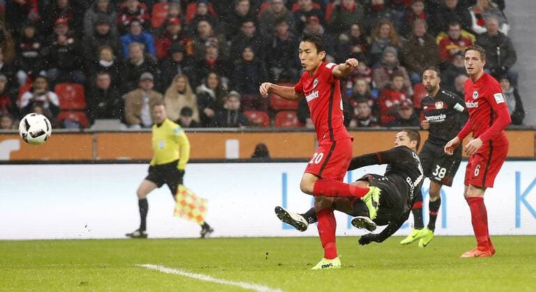 Leverkusen, Bayarena, 11.02.17: Javier Hernandez Chicharito (Bayer 04 Leverkusen) (R) schiesst hier das 2:0 Tor gegen Makoto Hasebe (Eintracht Frankfurt) im Spiel der 1. Bundesliga zwischen Bayer 04 Leverkusen vs. Eintracht Frankfurt in der Saison 2016 2017.