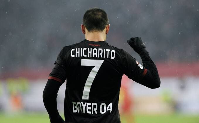Fussball, Bundesliga, Deutschland, Herren, Saison 2016 2017, 20. Spieltag, BayArena Leverkusen, Bayer Leverkusen (schwarz) - SG Eintracht Frankfurt (rot); Jubel Javier Hernandez Chicharito (Leverkusen) nach seinem Tor zum 2:0. Jubel, Freude, Aktion.