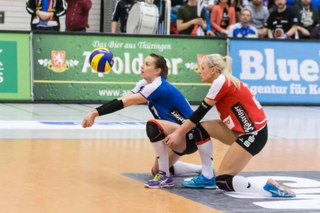 v.li.: Claudia Steger (VfB Suhl Lotto Thüringen, 11), Michelle Petter (VfB Suhl Lotto Thüringen, 2) bei der Annahme, Volleyball, Volleyball-Bundesliga Frauen, Schwarz-Weiß Erfurt - VfB 91 Suhl Lotto Thüringen, xprx