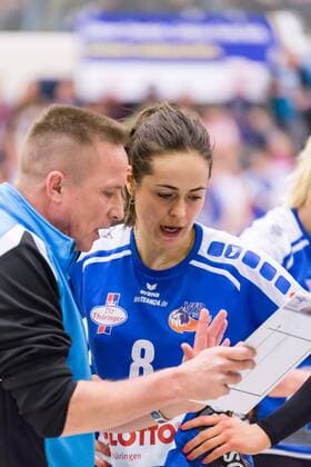 Trainer, team coach Han Abbing (VfB Suhl Lotto Thüringen, Coach) in Diskussion mit Laurianne Delabarre (VfB Suhl Lotto Thüringen, 8) während der Auszeit, Volleyball, Volleyball-Bundesliga Frauen, Schwarz-Weiß Erfurt - VfB 91 Suhl Lotto Thüringen, xprx