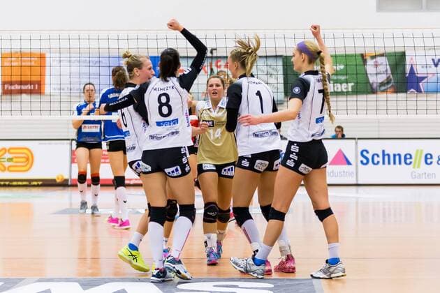 SWE Erfurt beim Jubel über den gewonnen zweiten Satz; Jubel, celebration, Volleyball, Volleyball-Bundesliga Frauen, Schwarz-Weiß Erfurt - VfB 91 Suhl Lotto Thüringen, xprx