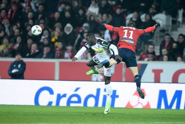 Issa Cissokho ( Angers ) - Eric Bautheac ( Lille ) FOOTBALL : Lille OSC vs SCO Angers - Ligue 1 - Lille - 11 02 2017 FedericoPestellini Panoramic 