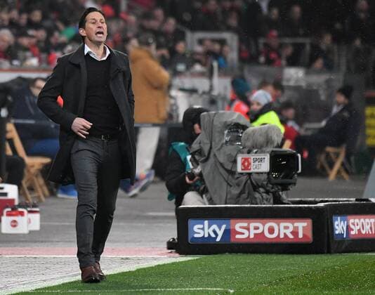 11.02.2017, xjhx, Fussball 1.Bundesliga, Bayer 04 Leverkusen - Eintracht Frankfurt, emspor, v.l. Trainer Roger Schmidt (Bayer Leverkusen) gibt Anweisungen, gestikuliert, mit den Armen gestikulieren gives instructions, gesticulate. Leverkusen