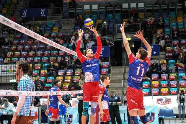 11.02.2017, xilx, Volleyball 1.Bundesliga Herren, United Volleys - TSV Herrsching, emspor, v.l. Jannis Hopt (United Volleys Rhein-Main) legt vor fuer Tobias Krick (United Volleys Rhein-Main) Frankfurt am Main