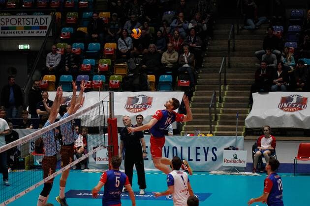 11.02.2017, xilx, Volleyball 1.Bundesliga Herren, United Volleys - TSV Herrsching, emspor, v.l.Christian Duennes (United Volleys Rhein-Main) holt zum schmettern am Netz ausvon oben Frankfurt am Main