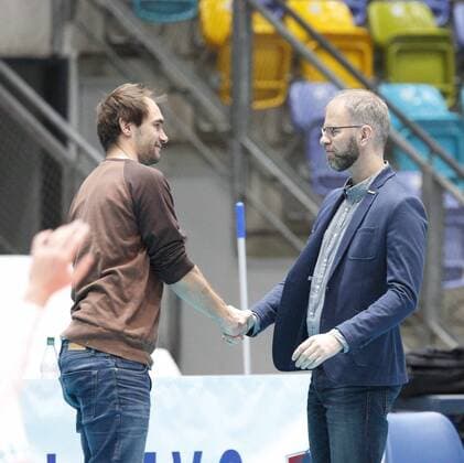 Deutschland - Frankfurt - Höchst - 11.02.2017 Volleyball - Hessen - 1. Bundesliga Männer Saison 2016 2017 United Volleys Rheinmain (blau-rot) - TSV Herrsching (blau-ws) v.l. Trainer Maximilian Hauser (Herrsching), Trainer Michael Warm (RheinMain) United Volleys Rheinmain - TSV Herrsching