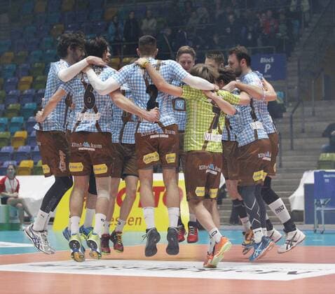 Deutschland - Frankfurt - Höchst - 11.02.2017 Volleyball - Hessen - 1. Bundesliga Männer Saison 2016 2017 United Volleys Rheinmain (blau-rot) - TSV Herrsching (blau-ws) v.l. TSV Herrsching United Volleys Rheinmain - TSV Herrsching