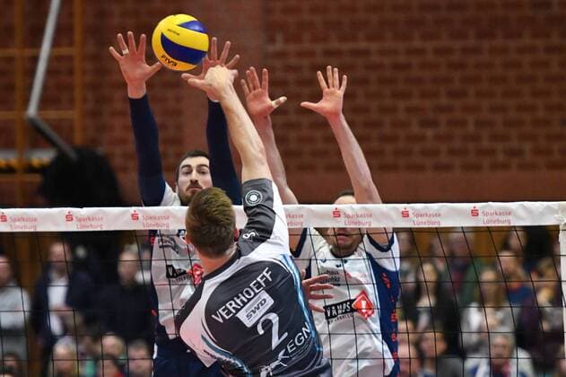 GER,VBL, SVG Lueneburg vs SWD Powervolleys Dueren 11.02.2017, Gellersenhalle, Lueneburg, GER, VBL, SVG Lueneburg vs SWD Powervolleys Dueren, im Bild Michel Schlien(Lueneburg 14) versucht sich gegen Rudy Verhoeff (Dueren 02) durchzusetzen nordphoto xWitke
