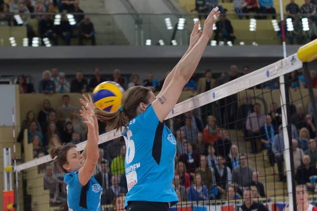 12.02.2017, xtkx, Volleyball 1.Bundesliga Damen, VC Wiesbaden - Allianz MTV Stuttgart, emspor, v.l. Eszter Nagy (VC Wiesbaden) , Delainey Aigner Sweesey (VC Wiesbaden) , Wiesbaden