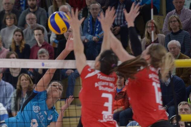 12.02.2017, xtkx, Volleyball 1.Bundesliga Damen, VC Wiesbaden - Allianz MTV Stuttgart, emspor, v.l. Dora Grozer (VC Wiesbaden) , Micheli Tomazela Pissinato (Stuttgart) , st16 , Wiesbaden